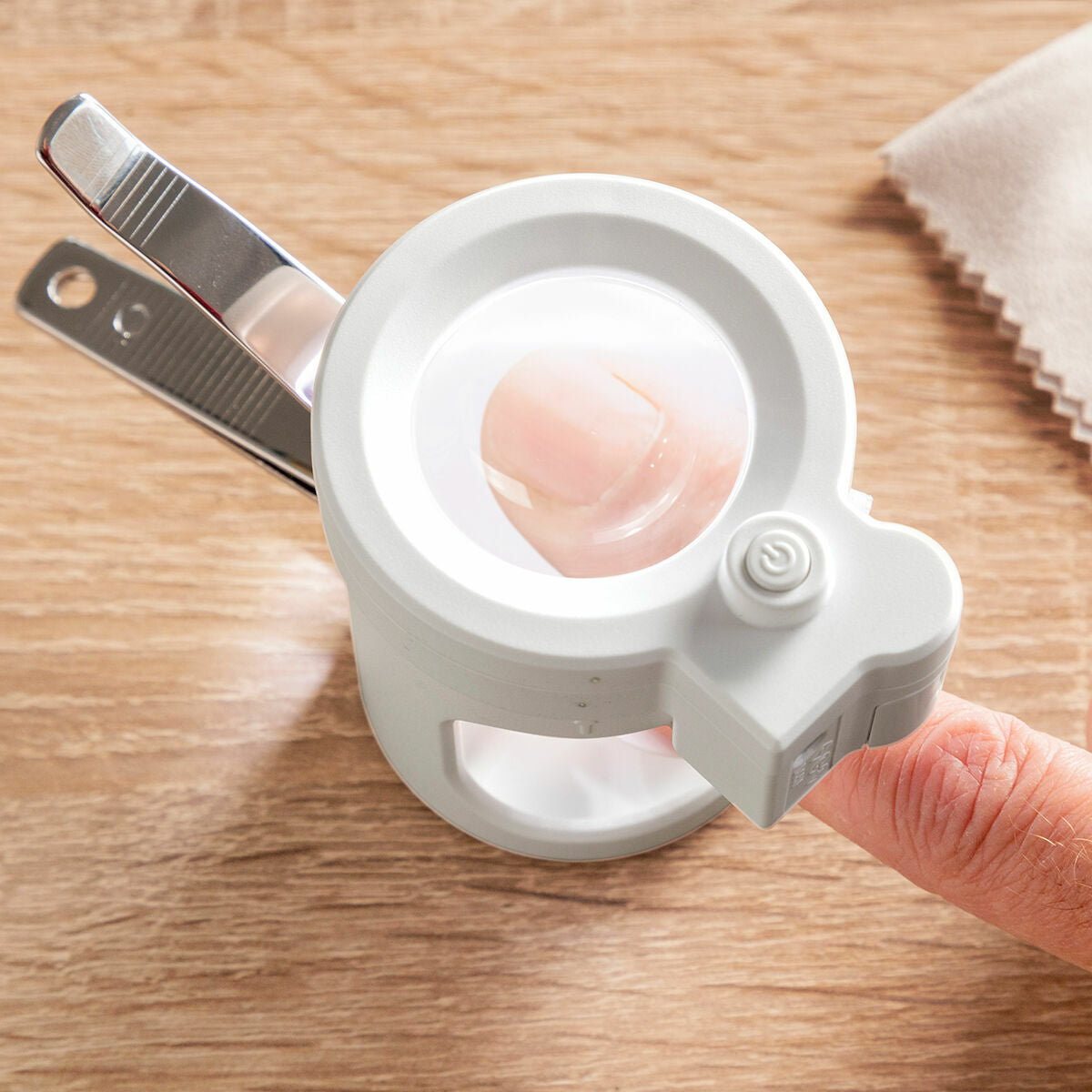Nagelknipper met LED-lampje, vergrootglas en vijl